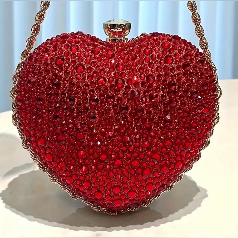 NEW - Heart-shaped Diamonds Clutch
Bag - Golden Chain Strap for Crossbody Wear
